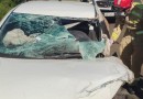Colisão lateral deixa motorista preso às ferragens