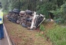 Caminhoneiro morre esmagado após tombamento de carreta na BR-282