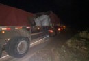 Carreta é apreendida pela PRF por trafegar fora do horário permitido e derrubar carga na BR-163