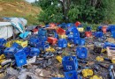 Caminhão carregado com cerveja tomba e carga é saqueada na BR-153
