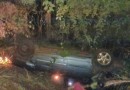 Carro capota em ribanceira com seis ocupantes, incluindo quatro crianças, no Oeste catarinense