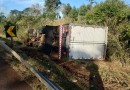 Caminhão baú de São José do Cedro sai da pista e tomba na BR 280