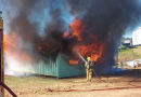 Incêndio destrói casa e veículo e mobiliza bombeiros
