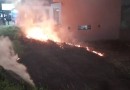 Incêndio em terreno baldio próximo a residências é registrado