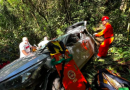 Carro com mãe e filha despenca de ribanceira de 20 metros e ambas sobrevivem em SC