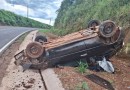 Mulher e adolescente ficam feridos após carro capotar