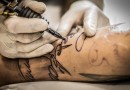 Conselho Federal de Medicina proíbe anestesia geral e sedação na realização de tatuagem