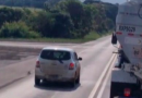Caminhoneiro flagra carro do Detran de SC cometendo infração gravíssima
