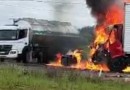 Caminhões colidem em rodovia de Palmitos e um deles pega fogo