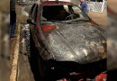Automóvel fica destruído após ser consumido pelo fogo