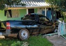 Caminhonete sai da pista e invade residência