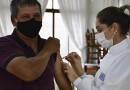 Secretaria de Saúde inicia a vacinação contra a Covid para pessoas com 43 e 44 anos