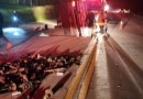 Caminhão carregado com sucatas tomba na BR-163 e carga fica espalhada pela rodovia