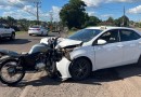 Motociclista sofre ferimentos leves em colisão frontal com carro