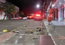 Dirigindo em alta velocidade, menor tenta fugir da PM e sofre acidente no centro