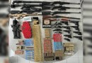 Após cumprimento de mandado de prisão por violência doméstica, polícia descobre arsenal com 23 armas e centenas de munições
