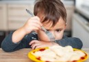 Confira estratégias simples e eficazes para ajudar crianças autistas a se alimentarem melhor
