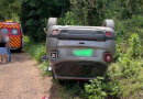 Carro sai da pista, colide em árvore e capota no interior