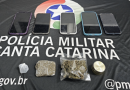 PM apreende maconha com adolescentes em praça no centro