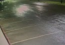 Ladrão é flagrado furtando automóvel em noite chuvosa nas cidades gêmeas