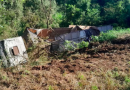 Carreta despenca em barranco de 10 metros na BR-282 e deixa vítimas