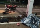Mulher morre após a motocicleta em que era passageira colidir em poste