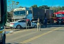 Homem fica gravemente ferido em colisão entre carro e carreta na BR-282