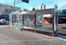 Vândalos destroem abrigo de passageiros com paver