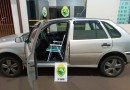 Motorista embriagado é preso após ser flagrado conduzindo Gol com cadeira de praia no lugar do banco