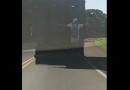 Homem é flagrado pendurado em carroceria de caminhão na BR-282