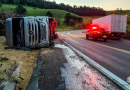 Carreta carregada de soja tomba na BR-282 entre SMOeste e Maravilha