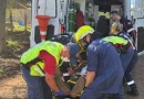 Galho se desprende durante corte de árvore e atinge trabalhador no interior