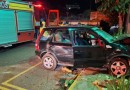 Motorista é resgatado inconsciente após carro atingir muro durante a madrugada