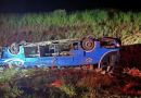 Ônibus com trabalhadores tomba e deixa seis mortos no interior de SP