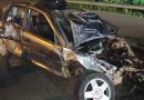 Carro capota e fica totalmente destruído após bater em caminhão na BR-470