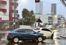 Colisão envolve dois automóveis no centro