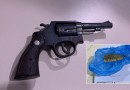 Jovem tenta fugir da polícia, mas acaba preso com drogas, armas e munições no Oeste de SC