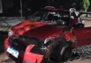 Carro colide em árvore durante a madrugada