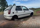 Carro abandonado é encontrado sem rodas