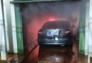 Carro pega fogo na garagem de uma casa em Xaxim
