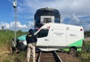 Ambulância é arrastada por trem e deixa quatro feridos no Paraná
