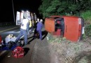 Fiat Uno sai da pista e capota nas margens da rodovia no Oeste