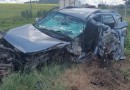 Condutor de Sportage fica ferido após colidir com rolo compactador