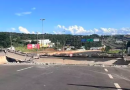 Carreta enrosca em passarela e estrutura desaba em Chapecó