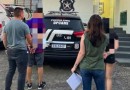 Pais são presos no Oeste após bebê ser achada morta e enterrada embaixo de assoalho de residência