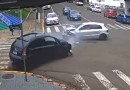 Acidente entre dois veículos deixa três feridos leves em acidente no centro