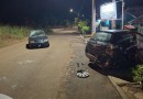 Motorista fica ferido após colisão contra carro estacionado e portão de residência