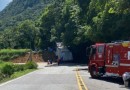 Acidente com caminhão de carga tóxica interdita Serra Dona Francisca