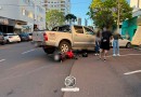 Por pouco, jovem não é atropelado após camionete passar por cima de moto no centro
