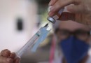 Baixa procura por vacina contra Covid em SC pode fazer variante avançar